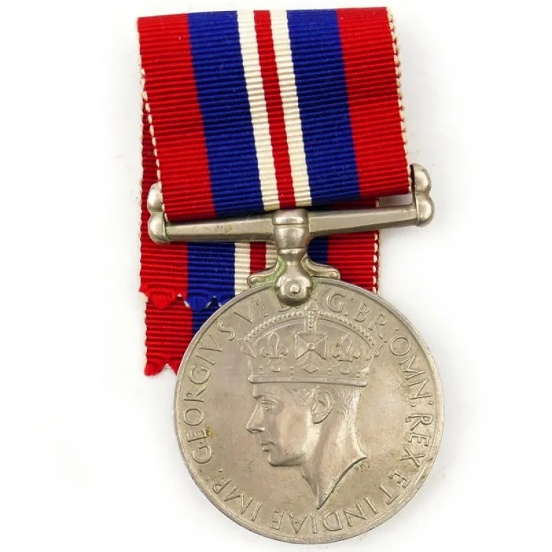 British / Canadian : Named WW2 British 'War Medal 1939-1945'