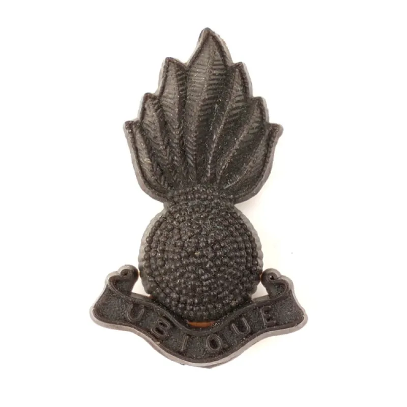 British / Canadian : Plastic British Royal Artillery Cap Badge