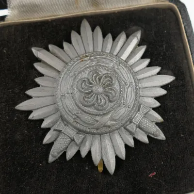 Cased Eastern Peoples Award 1st Class in Gold with Swords '100' – image 2