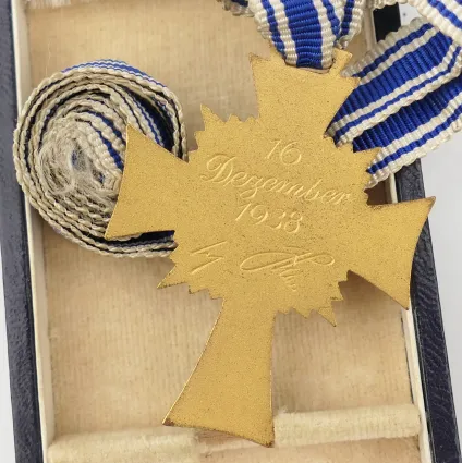 Cased Mother's Cross in Gold – image 3