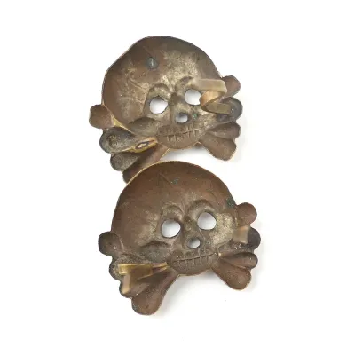 Pair of WH (Heer) Panzer Collar Tab Skulls – image 4